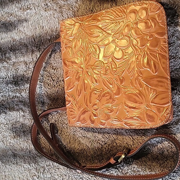 Patricia Nash Handbags - Beautiful Embossed Patricia Nash Crossbody Bag GUC tan color - 9" tall 8.5" wide